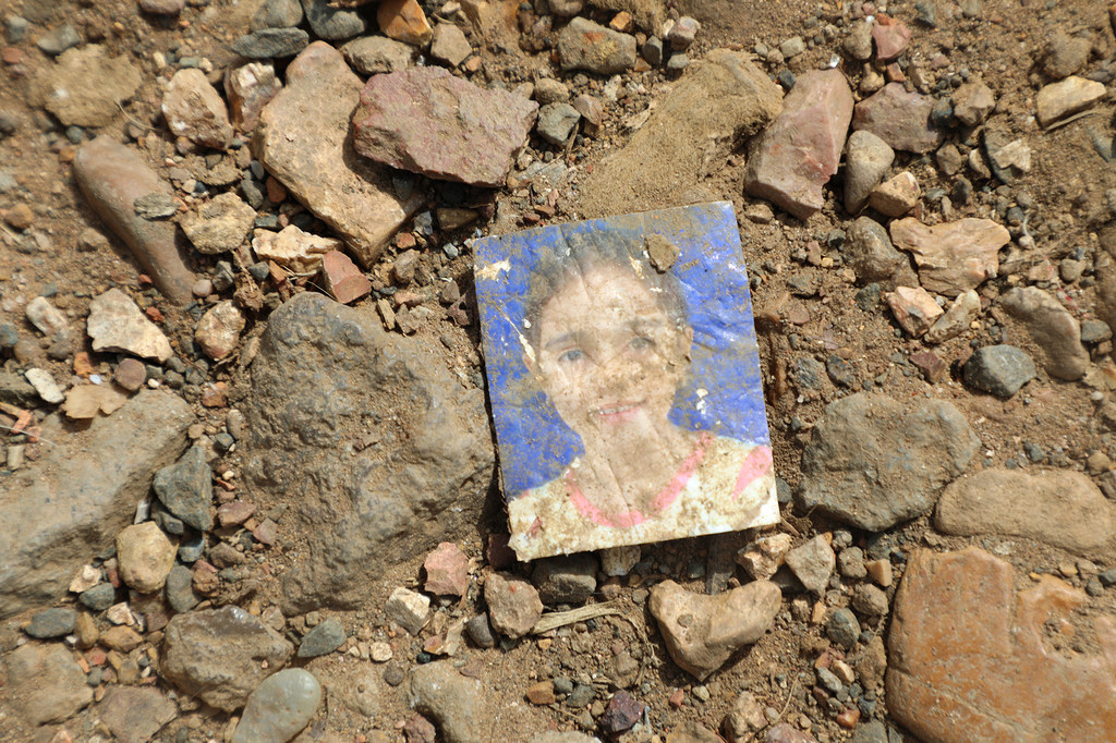 一位女子的身影在沙中渐隐，巴拿马拉哈斯布兰卡斯。